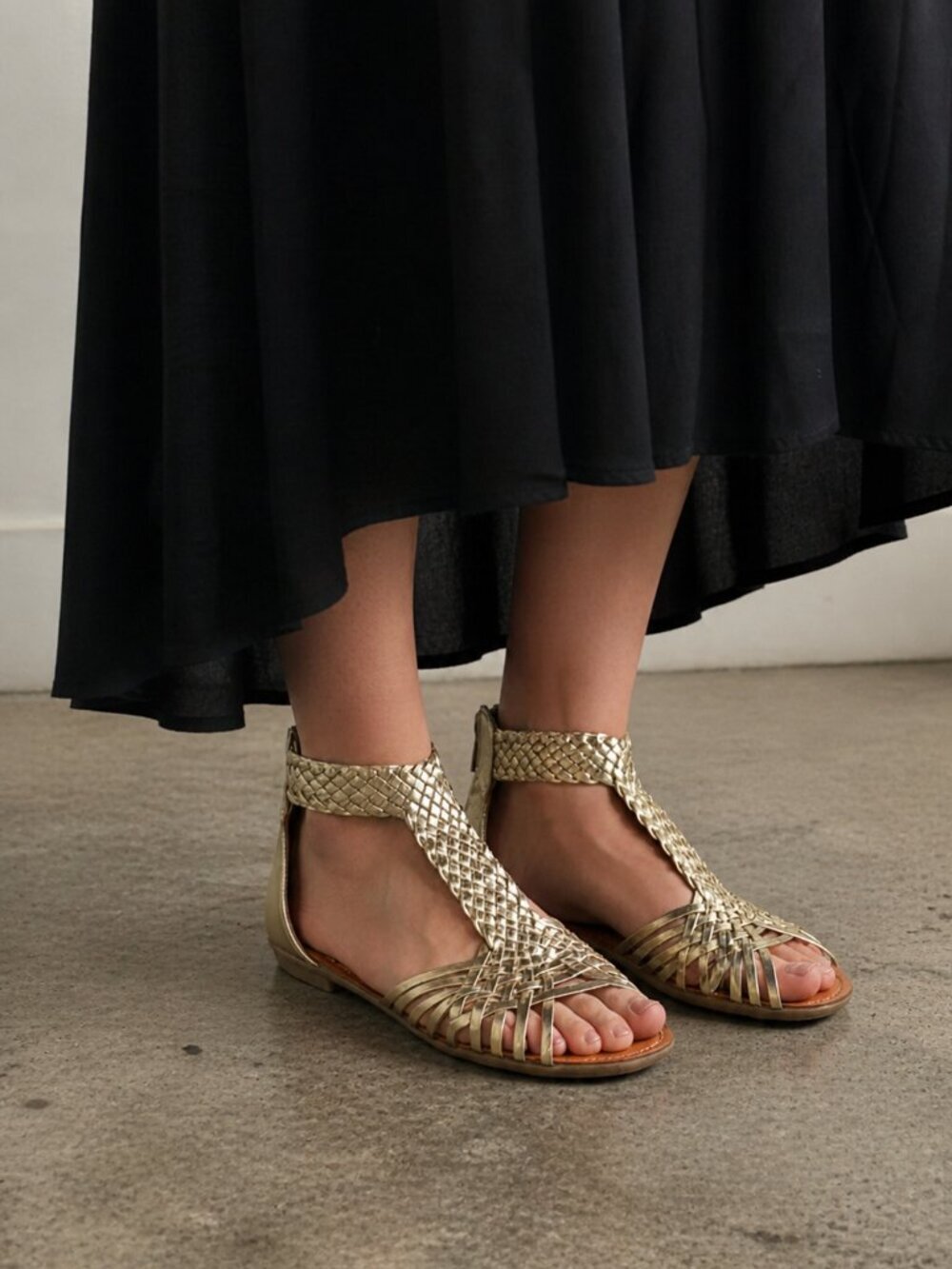 Glam! Nine West Mallory Gold Zip-Back Sandals (Size 8)